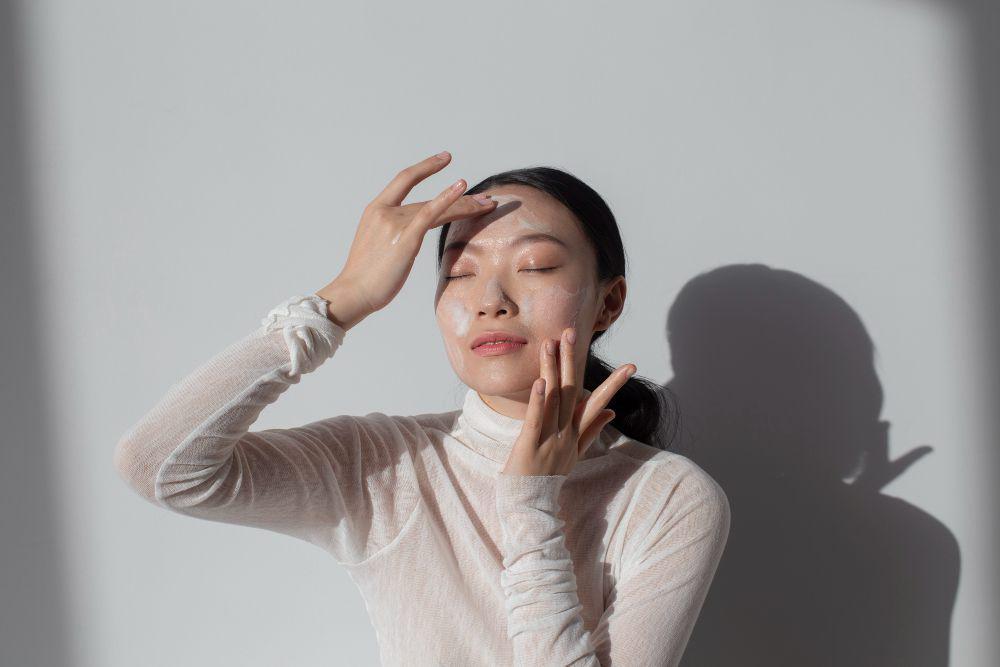 Apakah Perlu Pakai Sunscreen di Dalam Rumah?