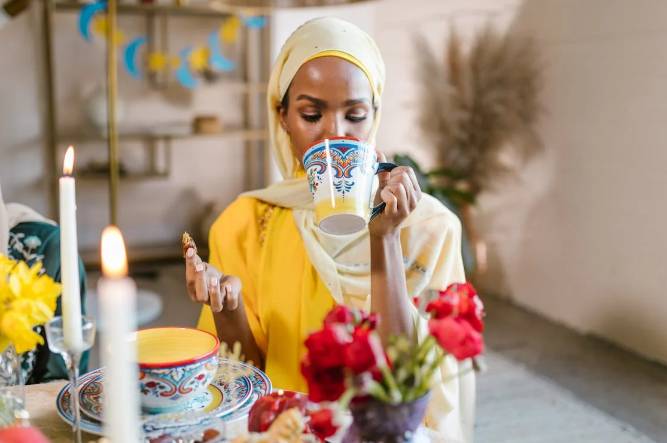 ilustrasi muslimah sedang makan dan minum (pexels.com/rdne)