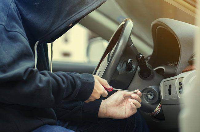 ilustrasi memeriskas sistem pengunci roda kemudi mobil (autodeal.com.ph)