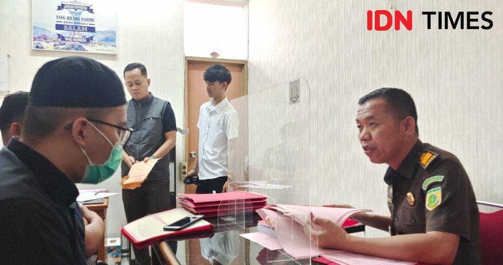 Tersangka pembunuhan mahasiswa UI, Altafasalya saat diserahkan ke Kejari Kota Depok sebelum menjalani Persidangan di Pengadilan Negeri Depok. (IDNTimes/Dicky)