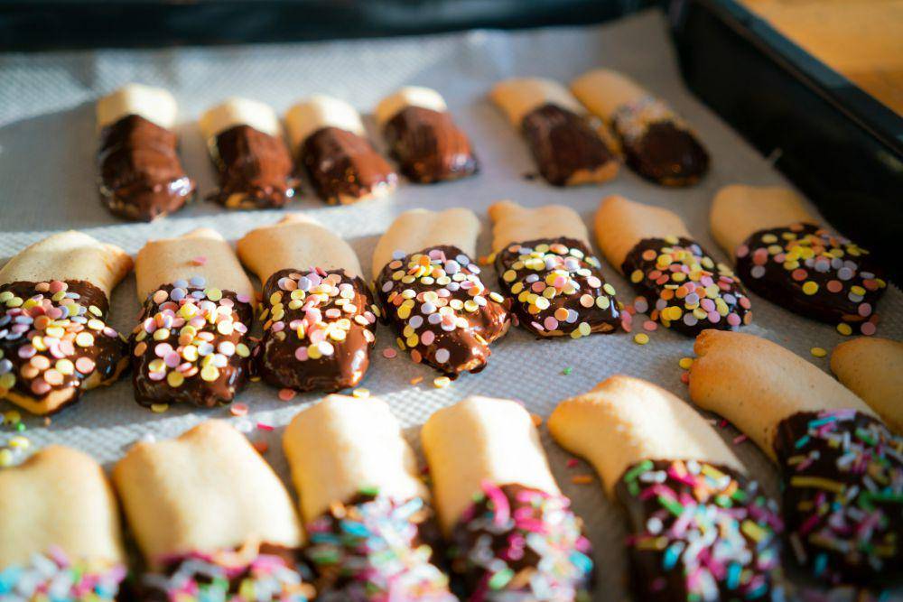 ilustrasi resep chocolate dipped butter cookies (unsplash.com/Claudio Schwarz)