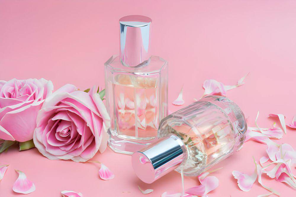 ilustrasi parfum mawar (istockphoto.com/onairjiw)