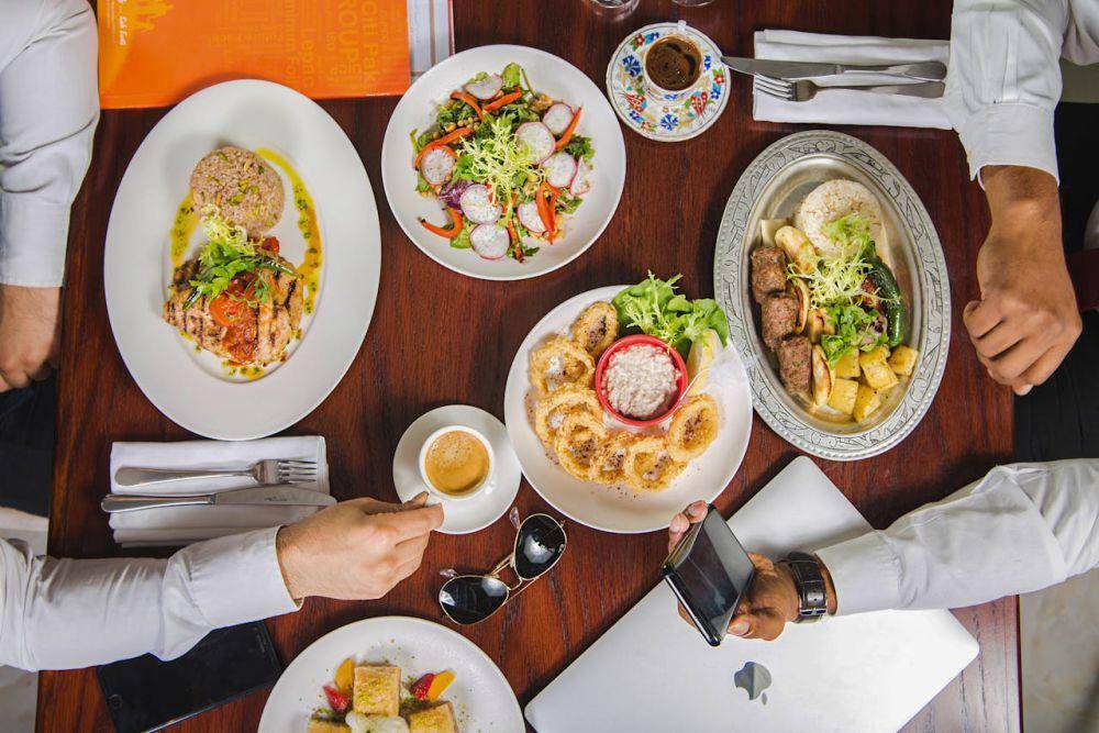 ilustrasi orang-orang makan bersama (pexels.com/Denys Gromov)