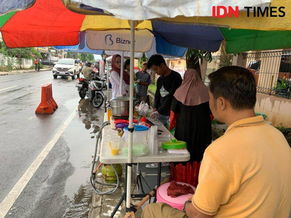 Ilustrasi pedagang kaki lima. (IDN Times/Rohmah Mustaurida)