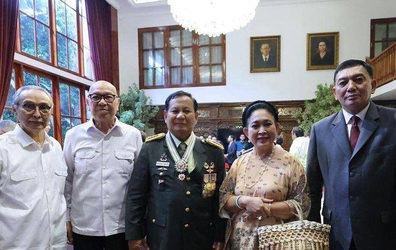 Titiek memberikan selamat kepada Prabowo Subianto atas kenaikan pangkatnya menjadi Jenderal TNI Bintang 4 (instagram.com/titieksoeharto)