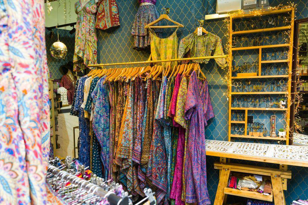 ilustrasi penjual baju gamis. (unsplash.com/Georg Eiermann)