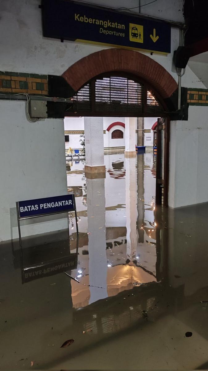Banjir Meluas! 4 Kereta Api Jalur Semarang Putar Lewat Solo dan Yogya
