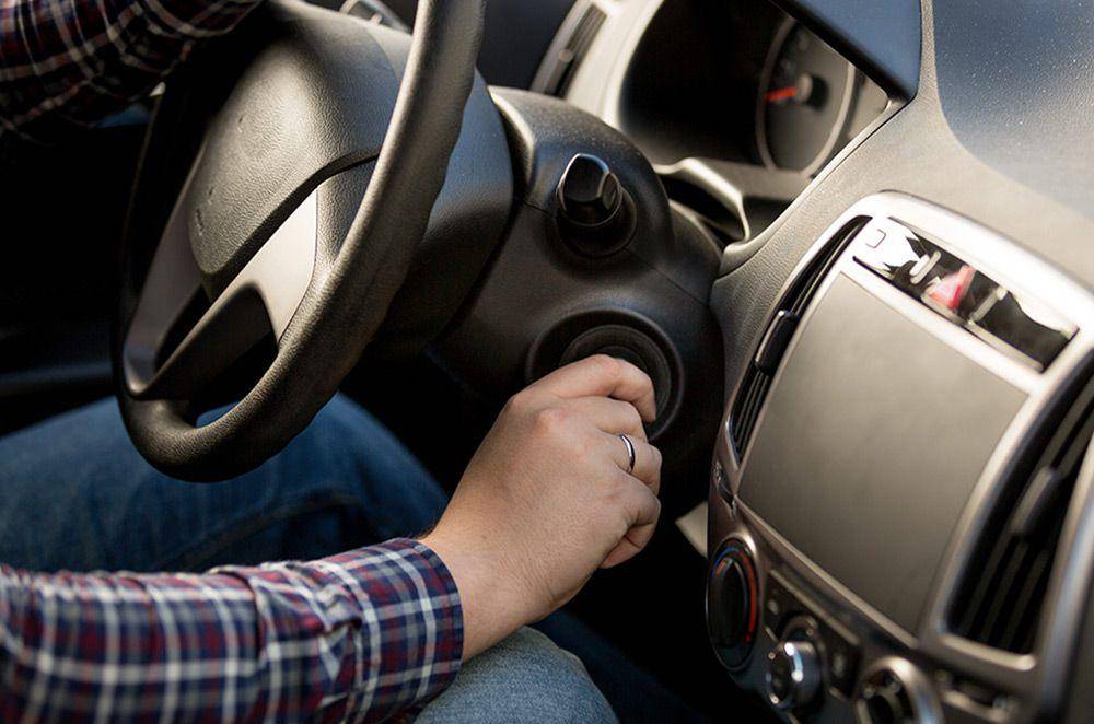 ilustrasi menggunakan pengunci roda kemudi mobil (autodeal.com.ph)