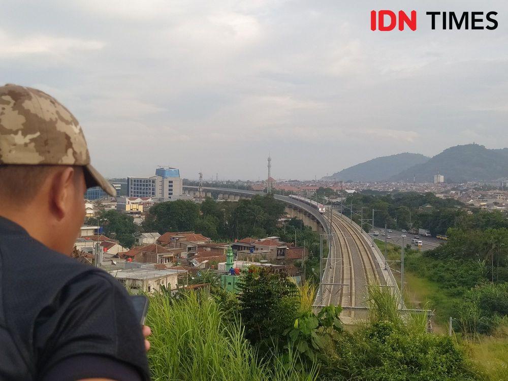Ngabuburit Unik di Kota Cimahi Sambil Nunggu Kereta Cepat Whoosh Lewat