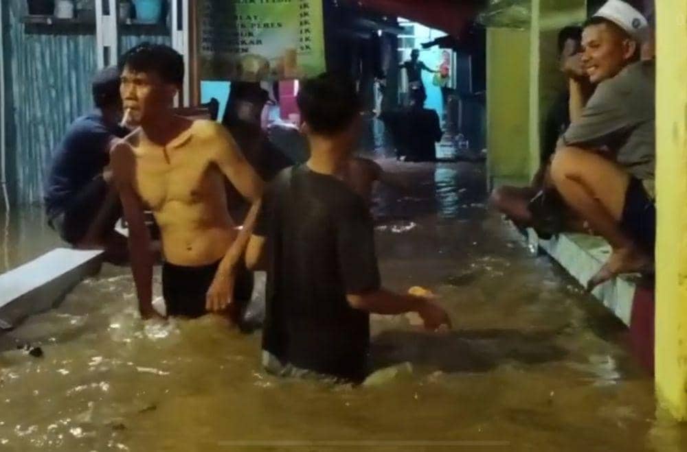 Masyarakat Telukbetung Selatan, Bandar Lampung mengalami banjir rob. (IDN Times/Istimewa).