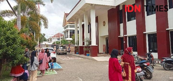 Foto para keluarga terdakwa ikut pantau sidang di PN Bima (IDN Times/Juliadin)