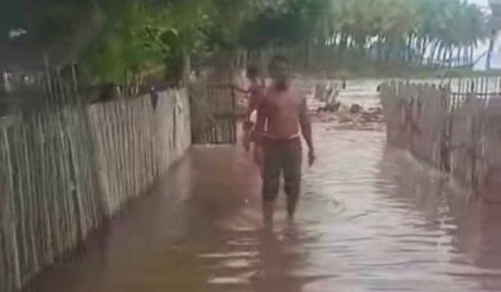 Banjir Rob Terjang Satu Desa di Bima, Puluhan Rumah dan Postu Terendam