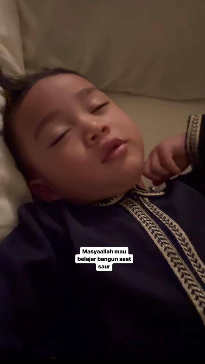 potret Rayyanza bangun sahur hingga beraktivitas di pagi hari (instagram.com/riniperdiyanti)