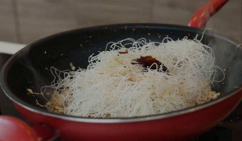 bihun yang siap dimasak (YouTube.com/Devina Hermawan)