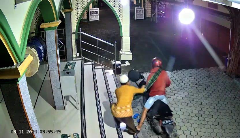 Detik-Detik Takmir Masjid di Ponorogo Gagalkan Maling Kotak Amal