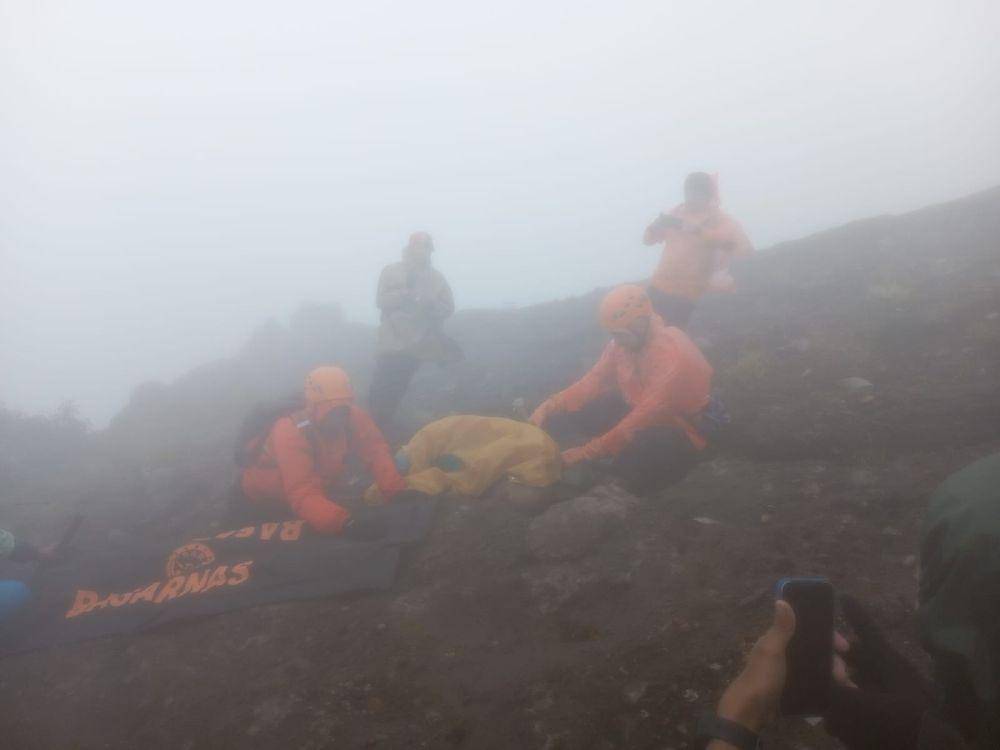 Situasi evakuasi pendaki Gunung Agung yang meninggal dunia (Dok.IDN Times/Basarnas Bali)