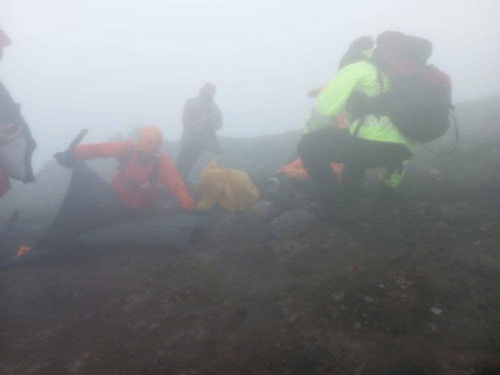 Situasi evakuasi pendaki Gunung Agung yang meninggal dunia (Dok.IDN Times/Basarnas Bali)