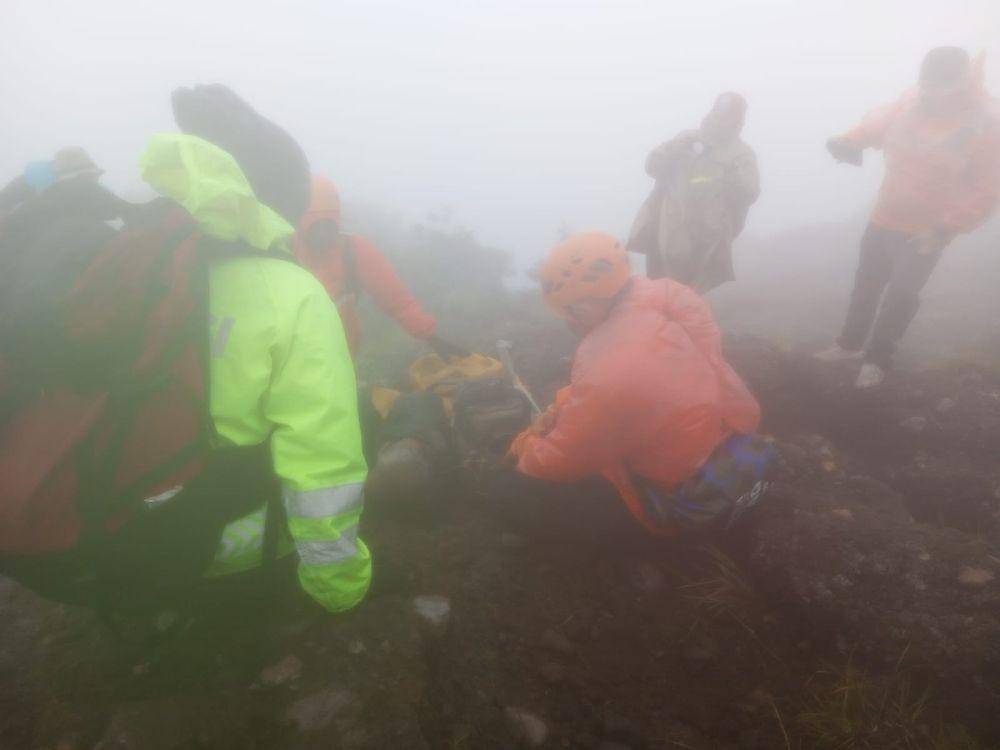 Evakuasi Warga Semarang di Gunung Agung Diselimuti Kabut