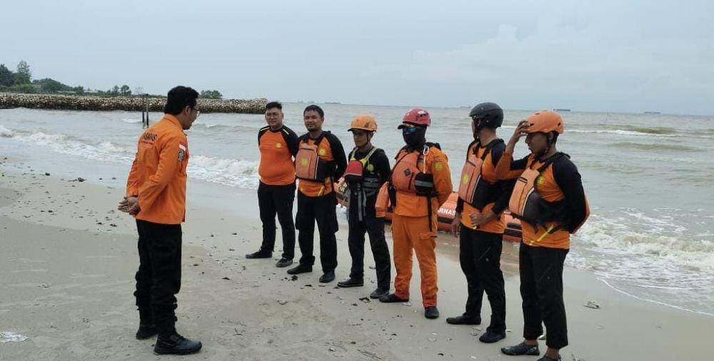 Tim SAR saat melakukan pencarian ABK KM Rukun Jaya yang hilang di Perairan Lamongan, Rabu (13/3/2024). (Dok. Kantor SAR Surabaya)