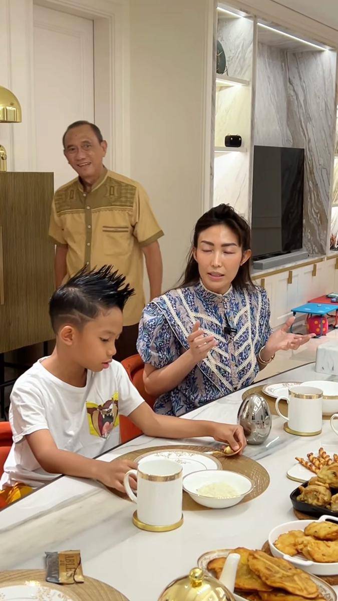 potret buka puasa hari pertama keluarga Ayu Dewi (instagram.com/mrsayudewi)