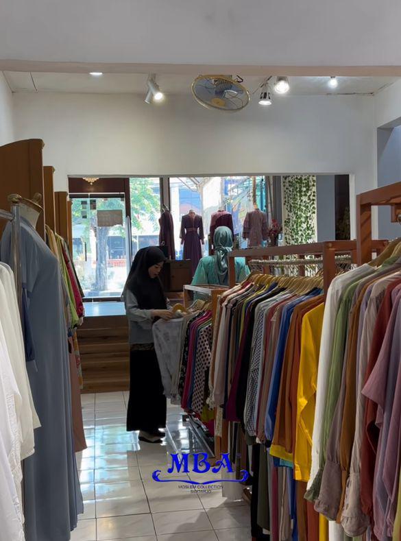 Pengunjung yang tengah memilih busana muslim di MBA Butik Sidoarjo. Instagram/mba.butik