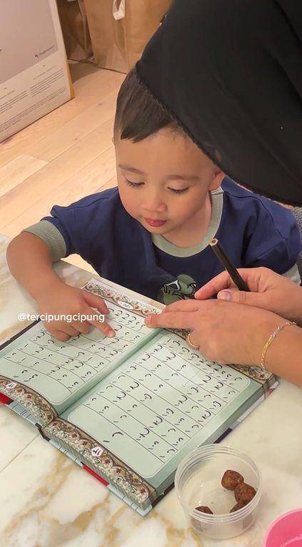 potret Cipung ngaji Iqra (instagram.com/instagram.com/tercipungcipung)