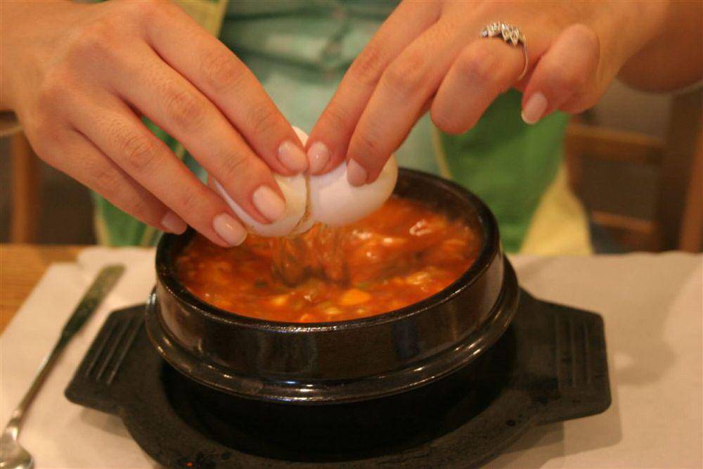 proses membuat sundubu jjigae jamur (commons.wikimedia.org/ :/)