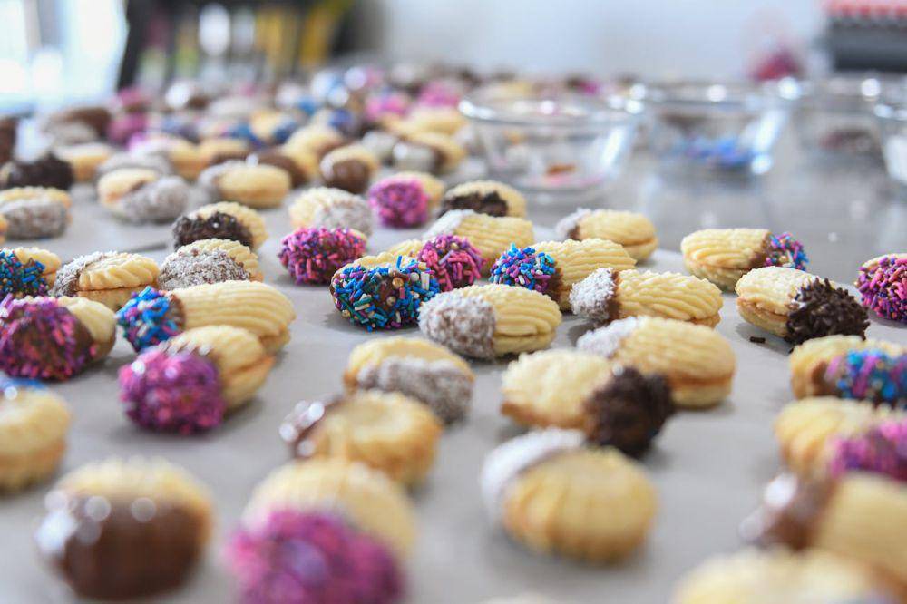 ilustrasi olahan chocolate dipped butter cookies (pexels.com/Meado)