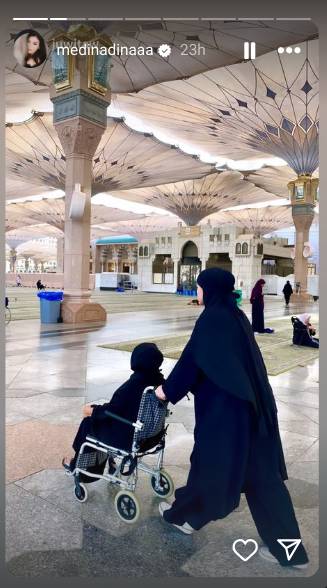 potret Medina umrah bareng sahabat (instagram.com/medinadinaaa)