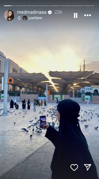 potret Medina umrah bareng sahabat (instagram.com/medinadinaaa)