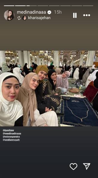 potret Medina umrah bareng sahabat (instagram.com/medinadinaaa)