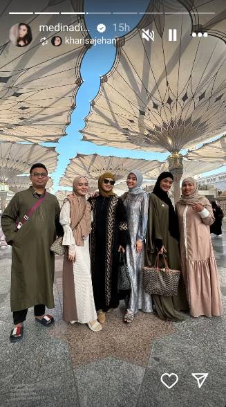 potret Medina umrah bareng sahabat (instagram.com/medinadinaaa)