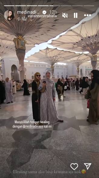 potret Medina umrah bareng sahabat (instagram.com/medinadinaaa)