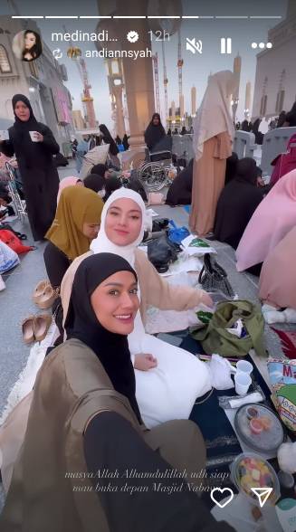 potret Medina umrah bareng sahabat (instagram.com/medinadinaaa)