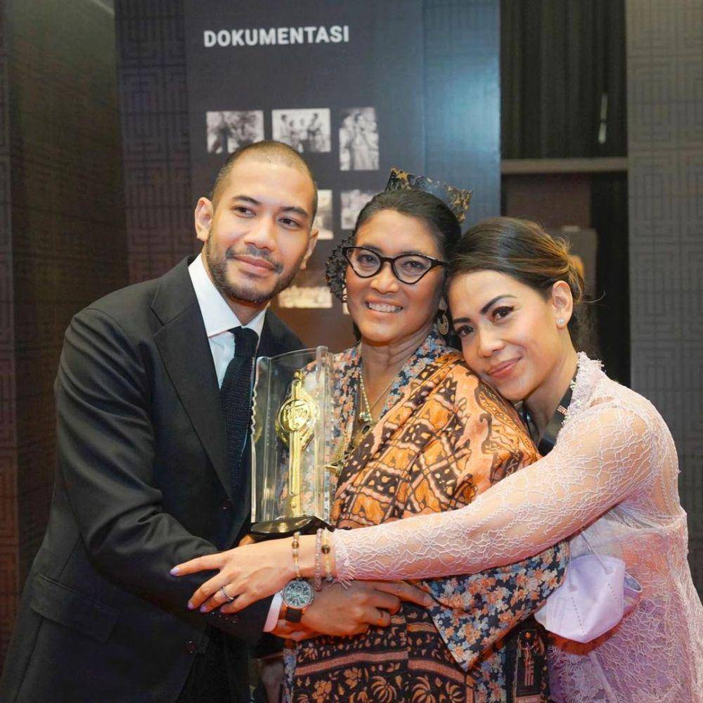 potret Jajang C. Noer dengan Piala Citranya, didampingi putra-putri tercintanya. (instagram.com/naziracnoer)