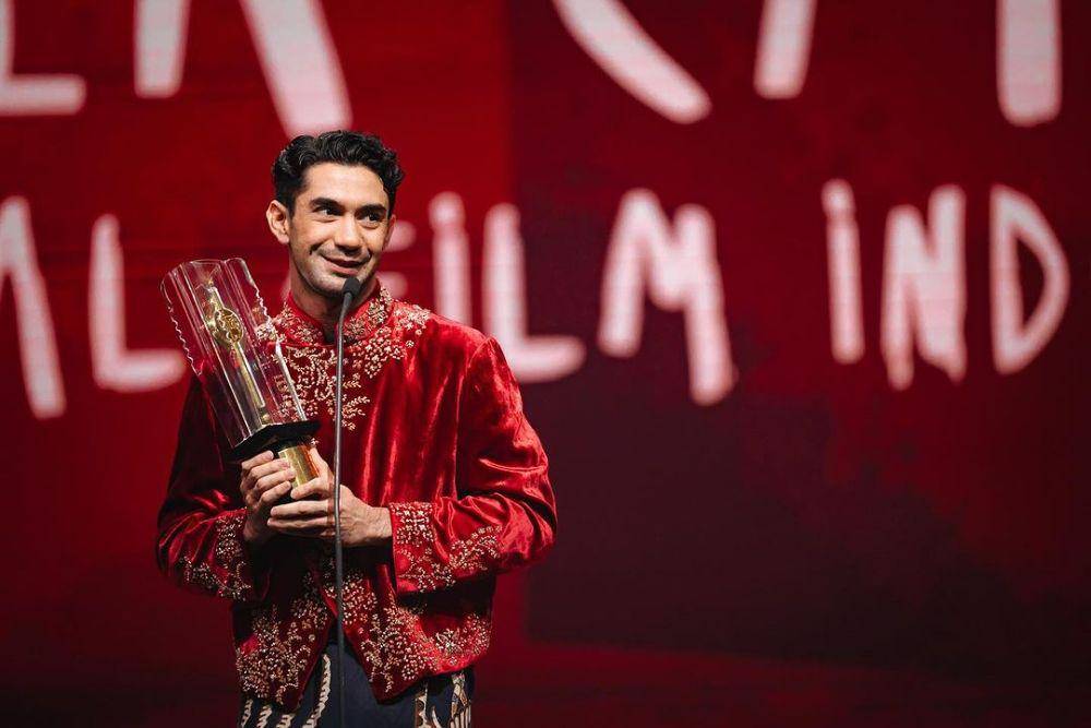 potret Reza Rahadian saat raih Piala Citra FFI 2023 lalu. (instagram.com/officialpilarez)