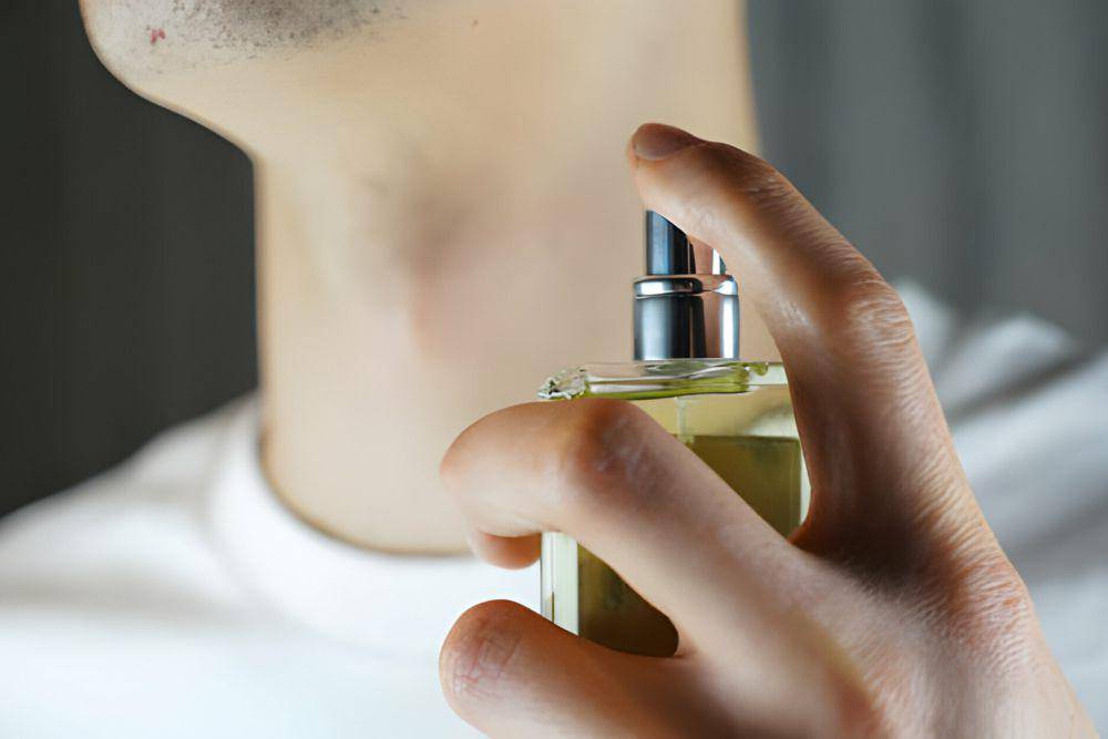 ilustrasi pria menyemprotkan parfum untuk beribadah (istockphoto.com/50photography)