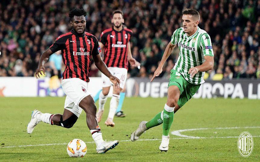 AC Milan melawan Real Betis di Europa League 2017/2018. (acmilan.com)