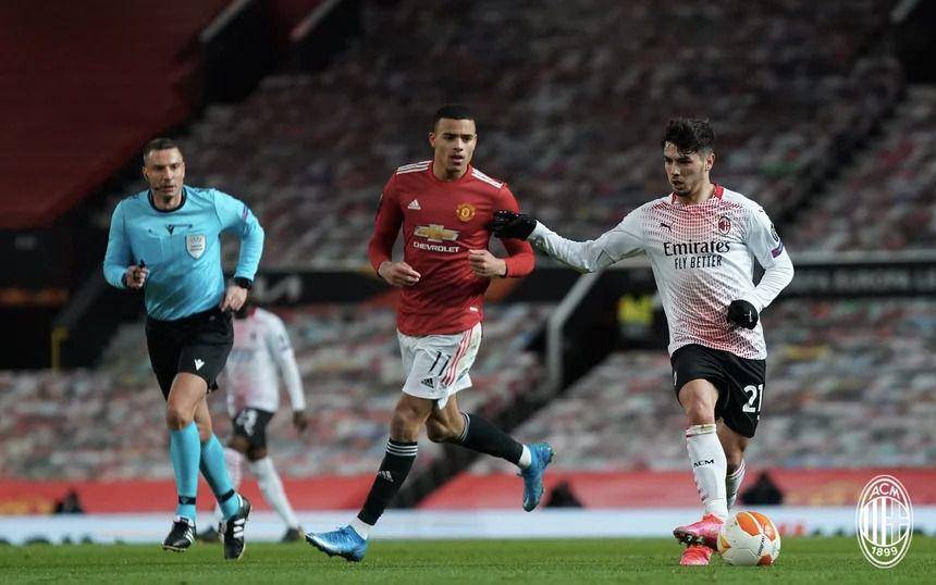 AC Milan melawan Manchester United di Europa League 2020/2021. (acmilan.com)