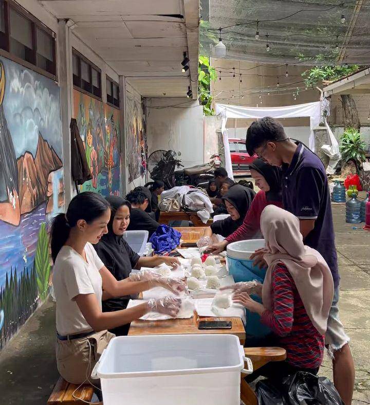 potret Aurelie Moeremans ikut aksi bagi-bagi 1000 paket buka puasa (instagram.com/cakraabhipraya)