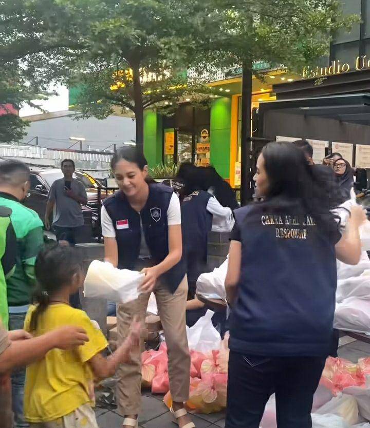 potret Aurelie Moeremans ikut aksi bagi-bagi 1000 paket buka puasa (instagram.com/anugrahlindu)