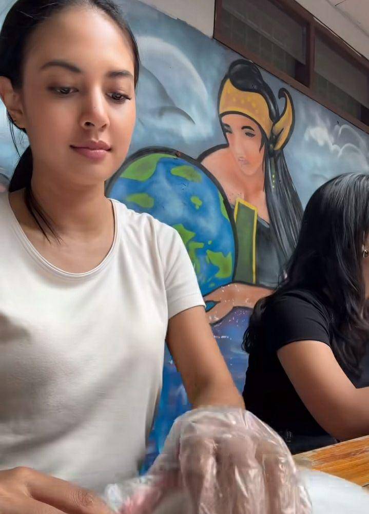 potret Aurelie Moeremans ikut aksi bagi-bagi 1000 paket buka puasa (instagram.com/aurelie)