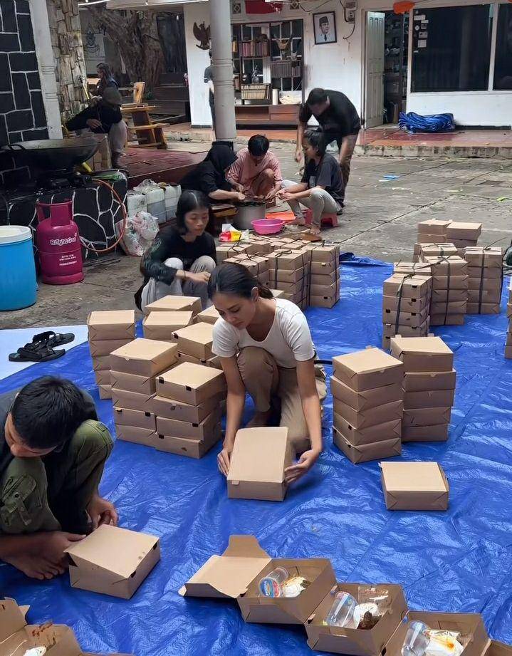 potret Aurelie Moeremans ikut aksi bagi-bagi 1000 paket buka puasa (instagram.com/aurelie)