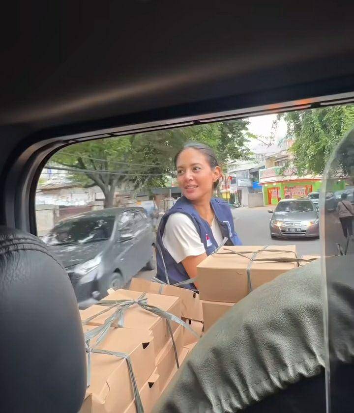 potret Aurelie Moeremans ikut aksi bagi-bagi 1000 paket buka puasa (instagram.com/aurelie)