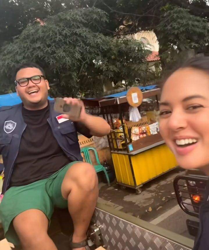 potret Aurelie Moeremans ikut aksi bagi-bagi 1000 paket buka puasa (instagram.com/aurelie)