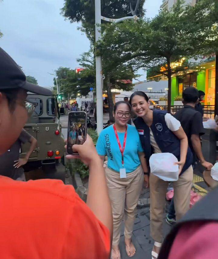 potret Aurelie Moeremans ikut aksi bagi-bagi 1000 paket buka puasa (instagram.com/aurelie)