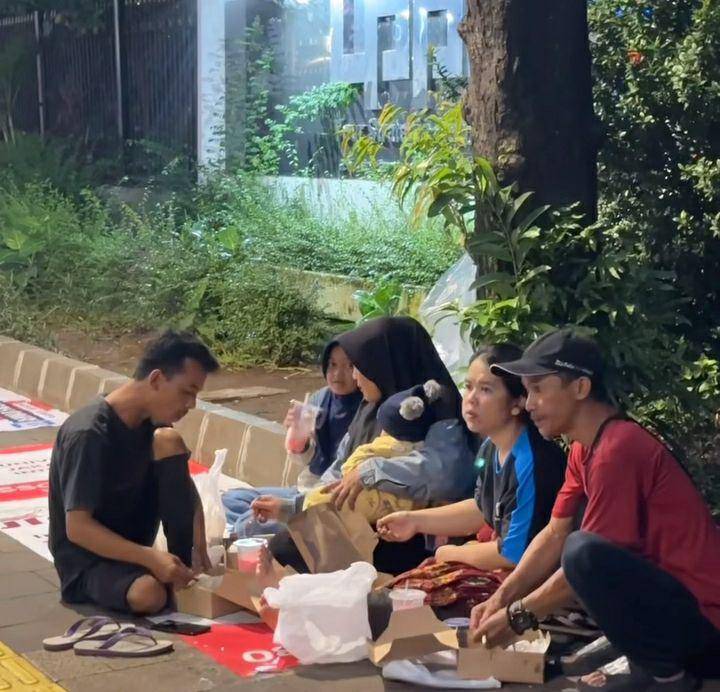 potret Aurelie Moeremans ikut aksi bagi-bagi 1000 paket buka puasa (instagram.com/aurelie)