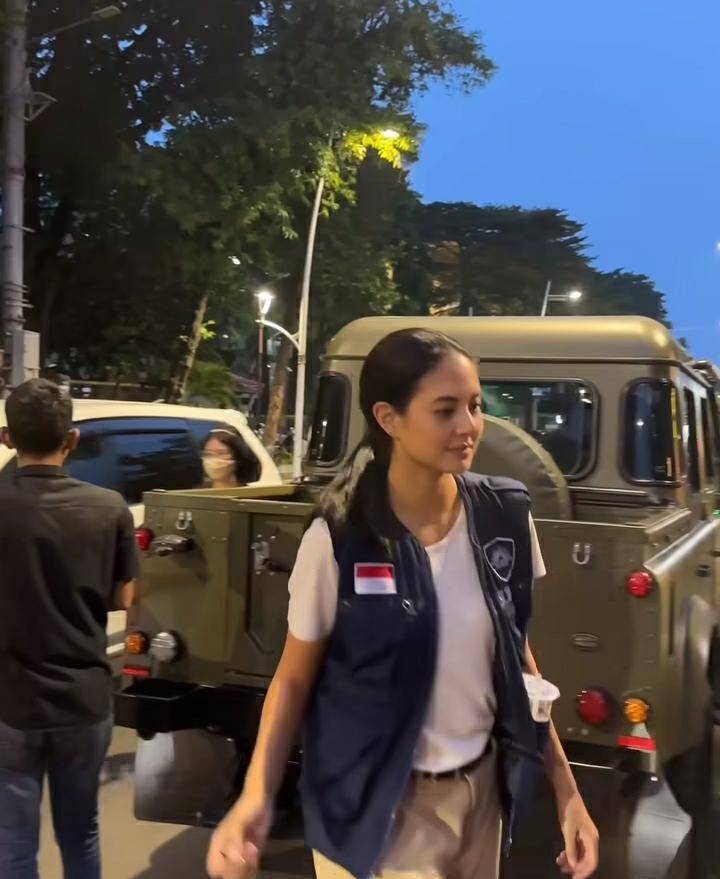 potret Aurelie Moeremans ikut aksi bagi-bagi 1000 paket buka puasa (instagram.com/aurelie)