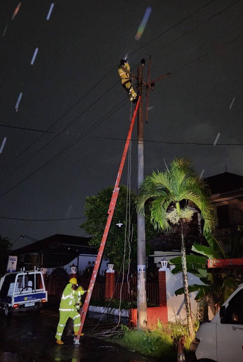 Petugas PLN melakukan pengamanan kelistrikan saat cuaca ekstrem. (dok. PLN)