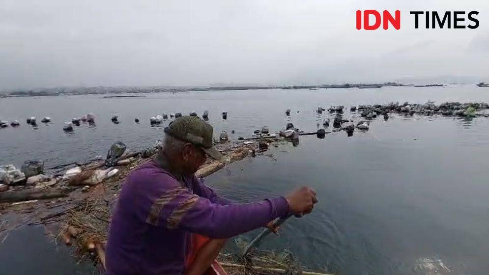 Pembudidaya kerang hijau di Teluk Betung Timur Bandar Lampung. (IDN Times/Rohmah Mustaurida)